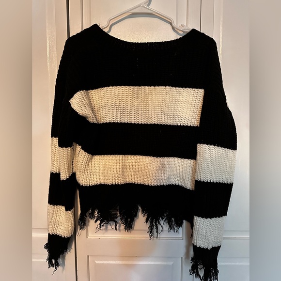 Black and white Sweater. Brand new. Size medium. Fringe sleeves and hem. - Picture 5 of 5